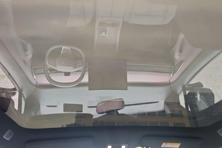 Used ONVO L60 2025 Model—60 kWh All-Wheel-Drive Version Headliner