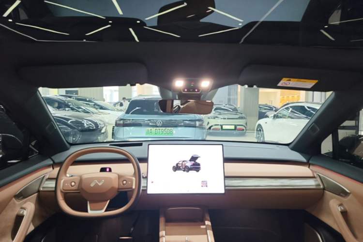 Used ONVO L60 2025 Model—60 kWh All-Wheel-Drive Version Headliner