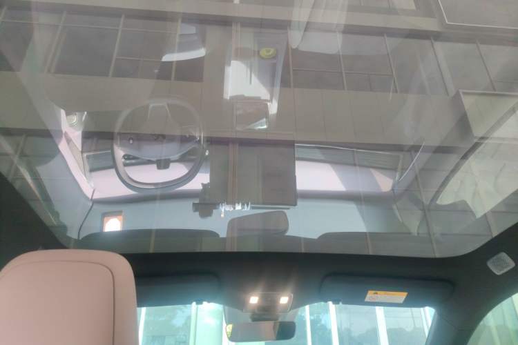 Used ONVO L60 2025 Model—85 kWh Rear-Wheel-Drive Version Headliner