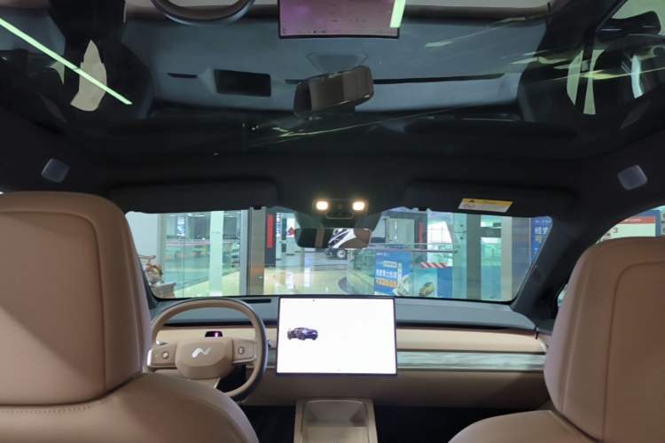 Used ONVO L60 2025 Model—60 kWh All-Wheel-Drive Version Headliner
