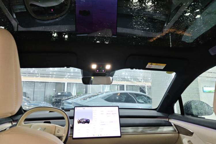 Used ONVO L60 2025 Model—60 kWh All-Wheel-Drive Version Headliner