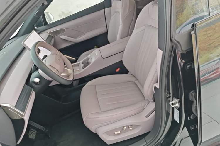 Used ONVO L60 2025 Model—60 kWh Rear-Wheel-Drive Version Left Front Seat