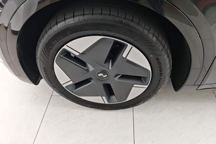Used ONVO L60 2025 Model—60 kWh Rear-Wheel-Drive Version Left Front Wheel Hub