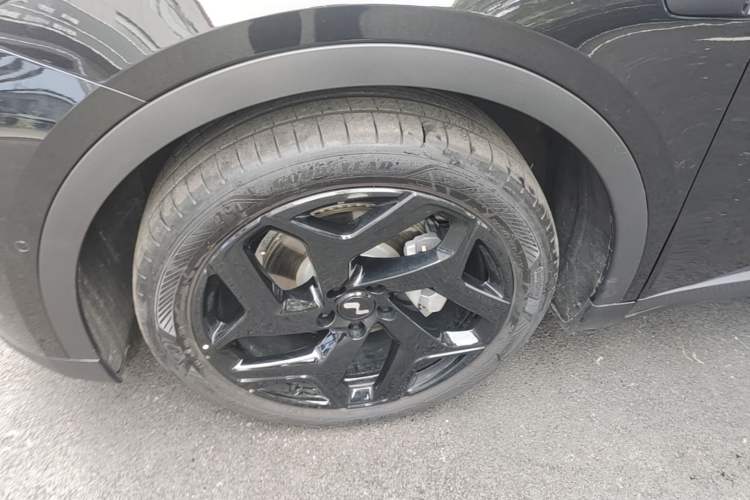 Used ONVO L60 2025 Model—60 kWh Rear-Wheel-Drive Version Left Front Wheel Hub
