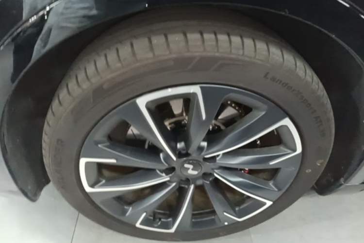 Used ONVO L60 2025 Model—60 kWh Rear-Wheel-Drive Version Left Front Wheel Hub