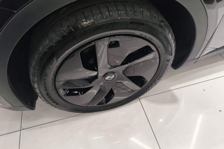 Used ONVO L60 2025 Model—60 kWh All-Wheel-Drive Version Left Front Wheel Hub