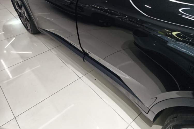 Used ONVO L60 2025 Model—60 kWh All-Wheel-Drive Version Left Side Sill