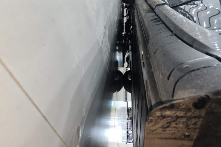 Used ONVO L60 2025 Model—60 kWh All-Wheel-Drive Version Left Side Sill