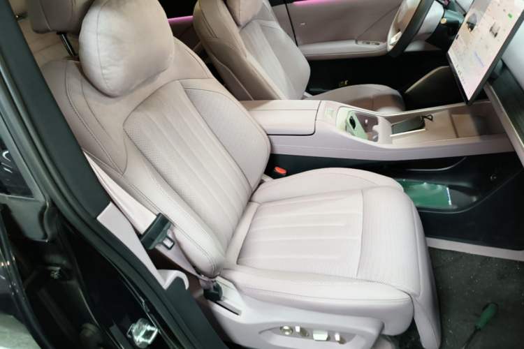 Used ONVO L60 2025 Model—60 kWh Rear-Wheel-Drive Version Right Front Seat