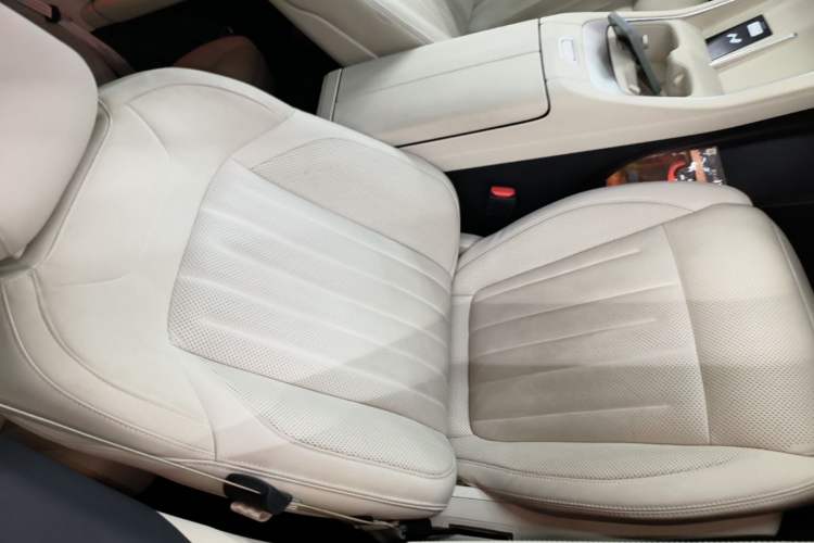 Used ONVO L60 2025 Model—60 kWh All-Wheel-Drive Version Right Front Seat