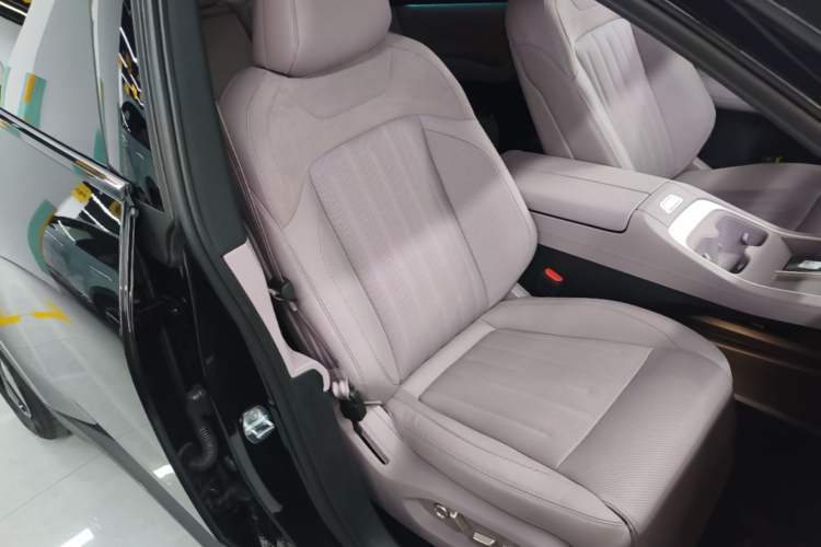 Used ONVO L60 2025 Model—60 kWh Rear-Wheel-Drive Version Right Front Seat