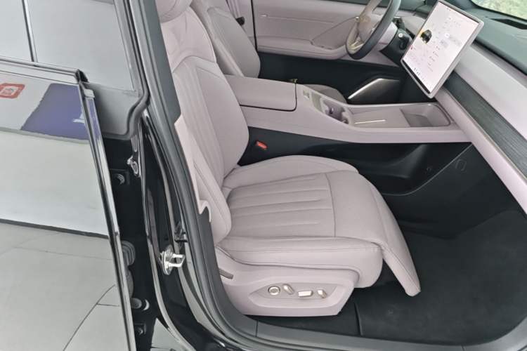 Used ONVO L60 2025 Model—60 kWh Rear-Wheel-Drive Version Right Front Seat
