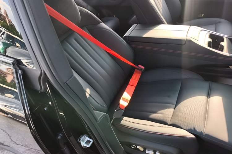 Used ONVO L60 2025 Model, 60kWh Black Knight Special Edition Right Front Seat