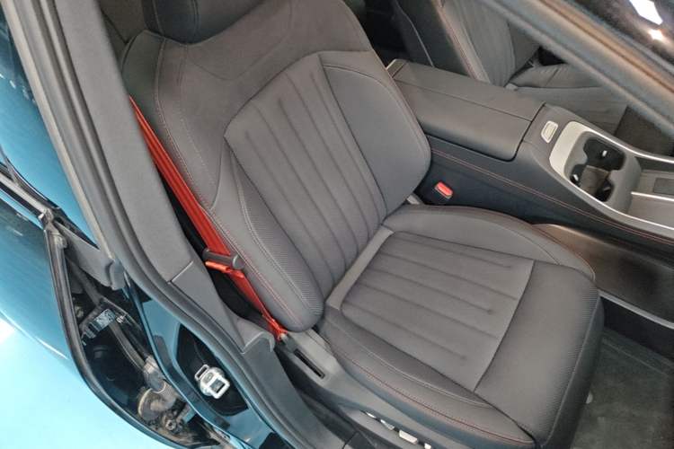 Used ONVO L60 2025 Model, 60kWh Black Knight Special Edition Right Front Seat