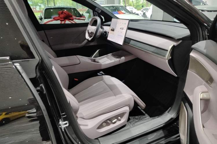 Used ONVO L60 2025 Model—60 kWh Rear-Wheel-Drive Version Right Front Seat