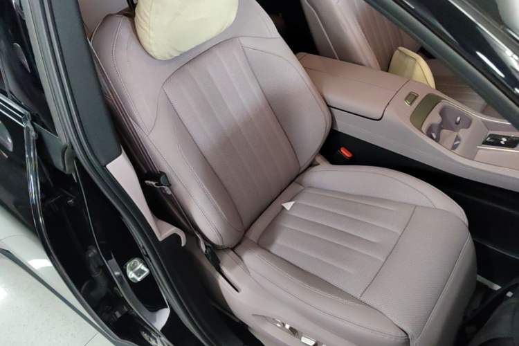 Used ONVO L60 2025 Model—85 kWh Rear-Wheel-Drive Version Right Front Seat