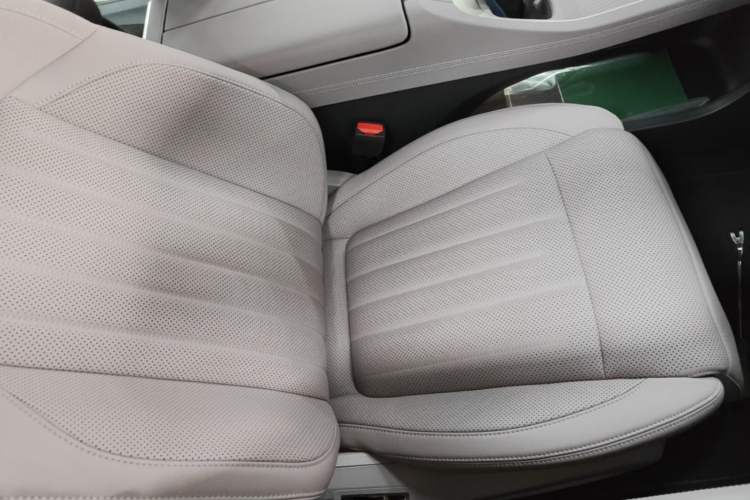 Used ONVO L60 2025 Model—60 kWh Rear-Wheel-Drive Version Right Front Seat