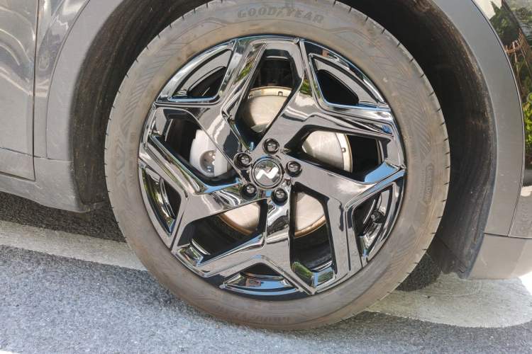 Used ONVO L60 2025 Model, 60kWh Black Knight Special Edition Right Front Wheel Hub