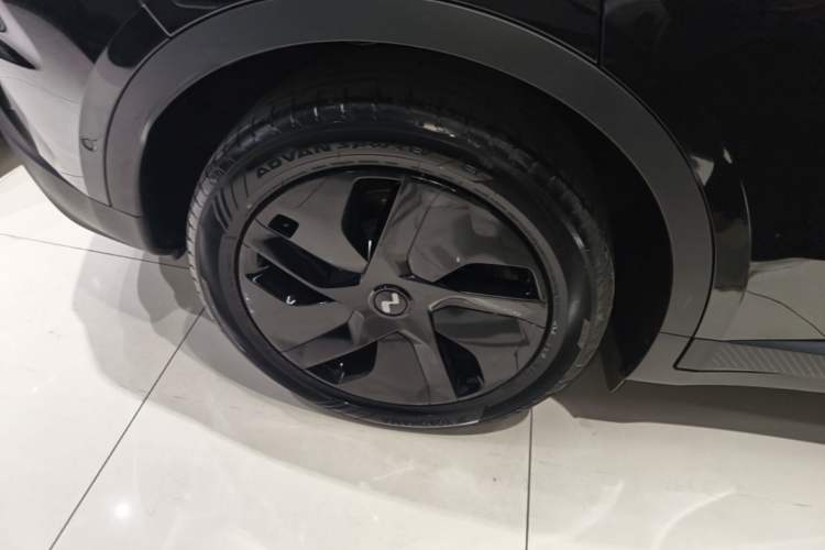 Used ONVO L60 2025 Model—60 kWh All-Wheel-Drive Version Right Rear Wheel Hub