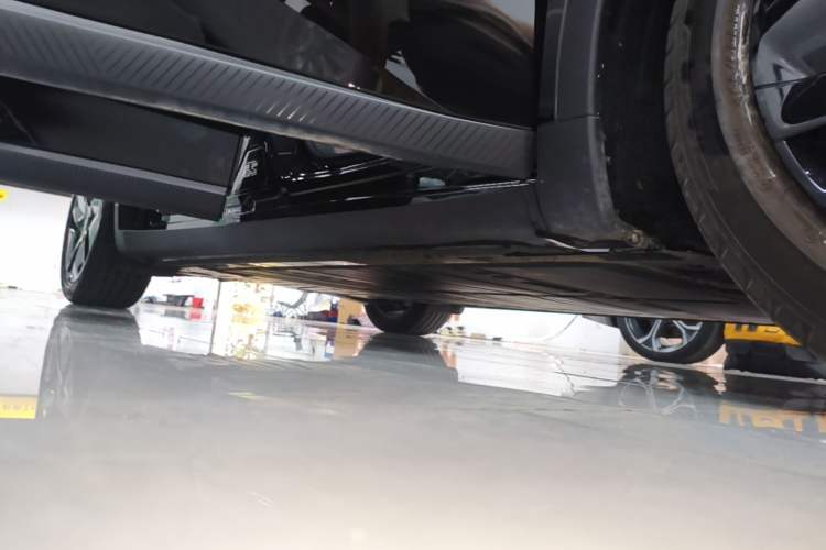 Used ONVO L60 2025 Model—60 kWh Rear-Wheel-Drive Version Right Side Sill