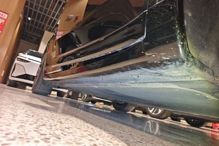 Used ONVO L60 2025 Model—60 kWh Rear-Wheel-Drive Version Right Side Sill
