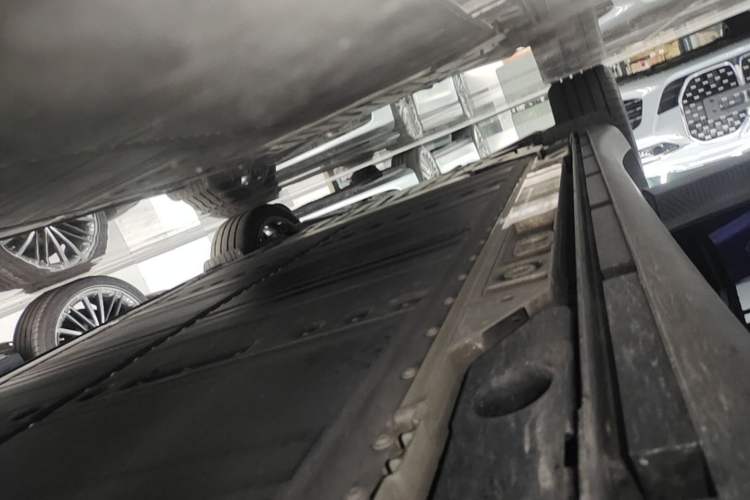 Used ONVO L60 2025 Model—60 kWh Rear-Wheel-Drive Version Right Side Sill