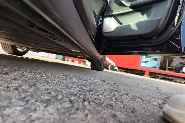 Used ONVO L60 2025 Model, 60kWh Black Knight Special Edition Right Side Sill