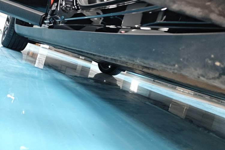 Used ONVO L60 2025 Model, 60kWh Black Knight Special Edition Right Side Sill