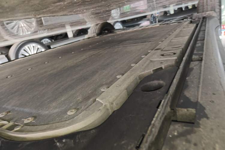 Used ONVO L60 2025 Model—60 kWh Rear-Wheel-Drive Version Right Side Sill