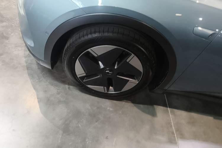 Used ONVO L60 2025 Model—60 kWh Rear-Wheel-Drive Version Left Front Wheel Hub