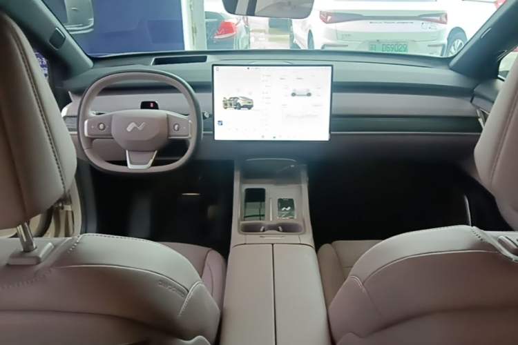 Used ONVO L60 2025 Model—60 kWh Rear-Wheel-Drive Version Center Console