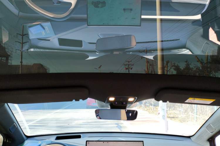 Used ONVO L60 2025 Model—60 kWh Rear-Wheel-Drive Version Headliner