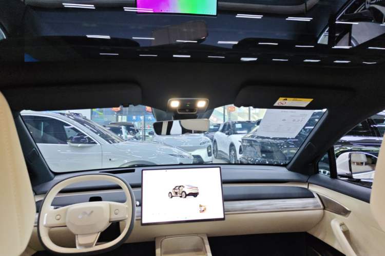 Used ONVO L60 2025 Model—60 kWh All-Wheel-Drive Version Headliner