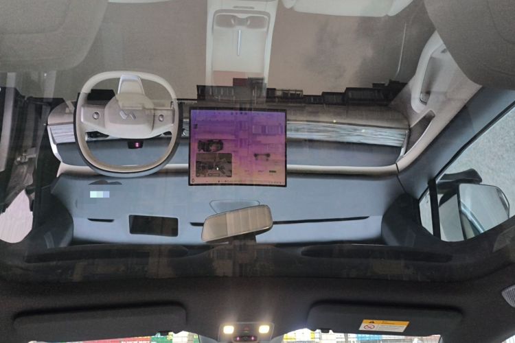 Used ONVO L60 2025 Model—60 kWh All-Wheel-Drive Version Headliner