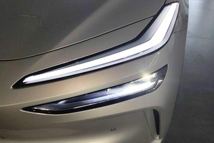 Used ONVO L60 2025 Model—60 kWh All-Wheel-Drive Version Left Front Headlight
