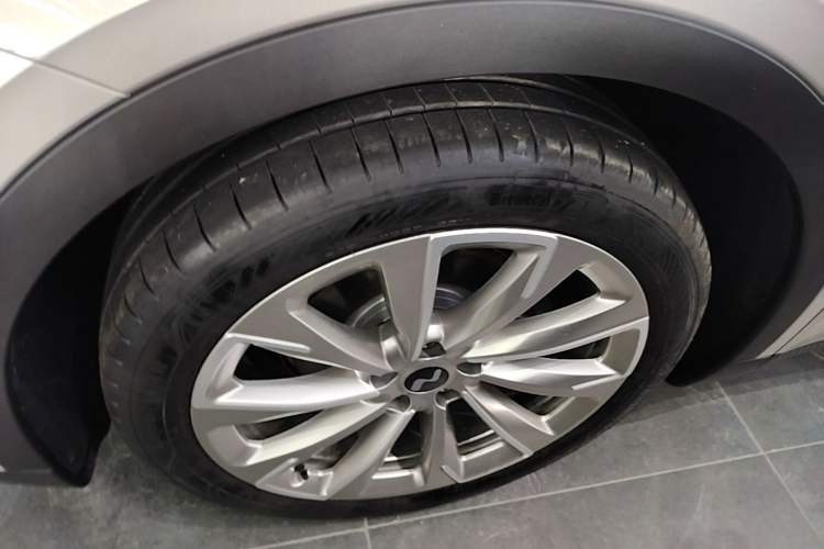 Used ONVO L60 2025 Model—60 kWh Rear-Wheel-Drive Version Left Front Wheel Hub