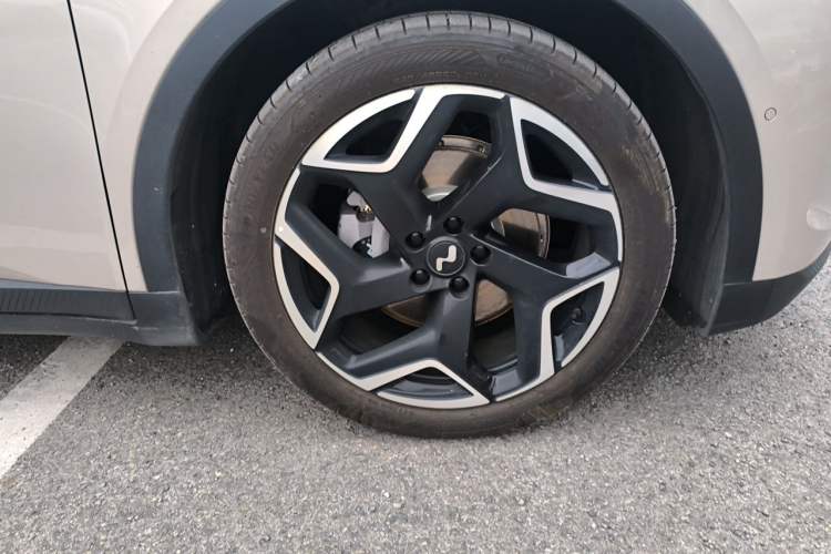 Used ONVO L60 2025 Model—60 kWh All-Wheel-Drive Version Right Front Wheel Hub