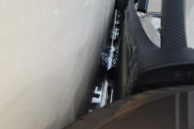 Used ONVO L60 2025 Model—60 kWh All-Wheel-Drive Version Right Side Sill