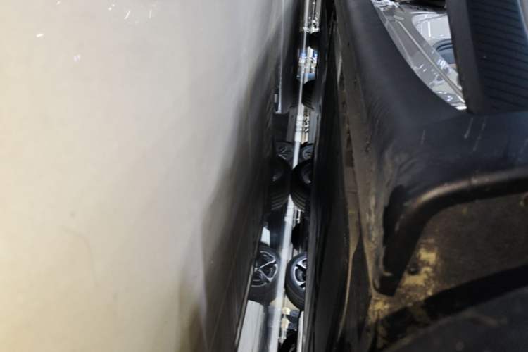 Used ONVO L60 2025 Model—60 kWh All-Wheel-Drive Version Right Side Sill