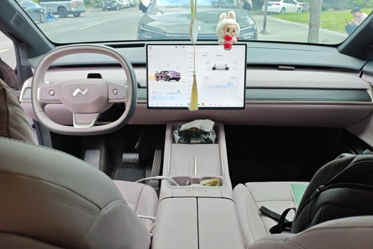 Used ONVO L60 2025 Model—60 kWh Rear-Wheel-Drive Version Center Console