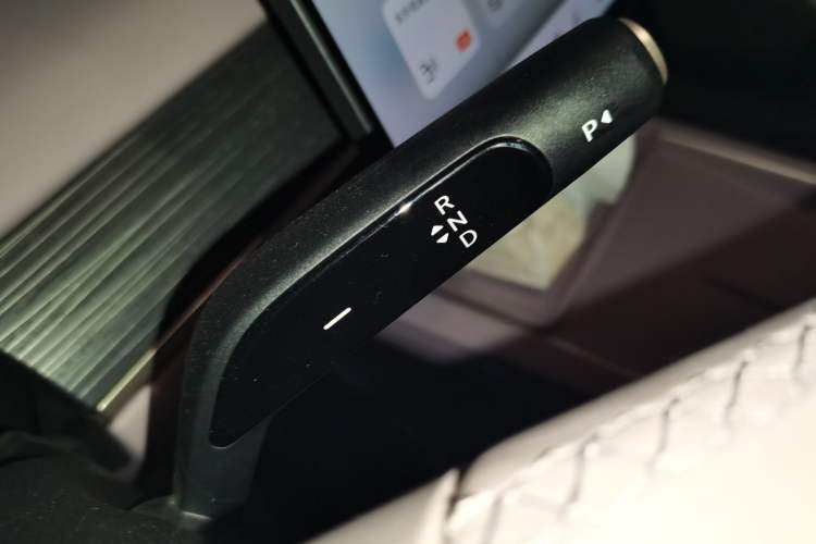 Used ONVO L60 2025 Model—60 kWh Rear-Wheel-Drive Version Gear Lever