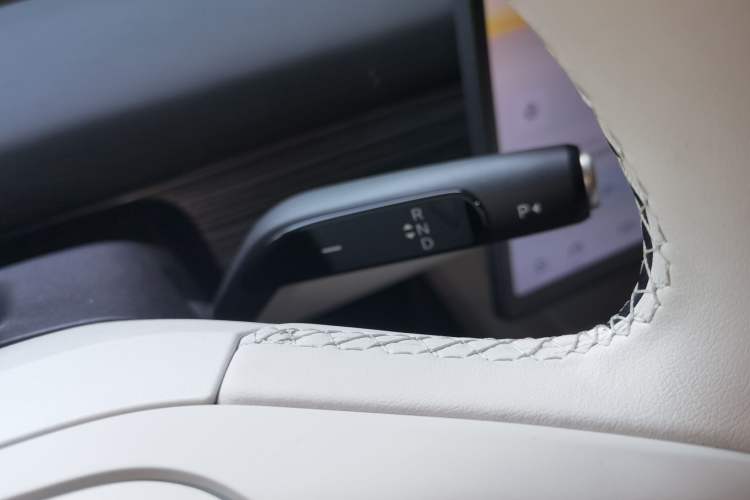 Used ONVO L60 2025 Model—60 kWh Rear-Wheel-Drive Version Gear Lever