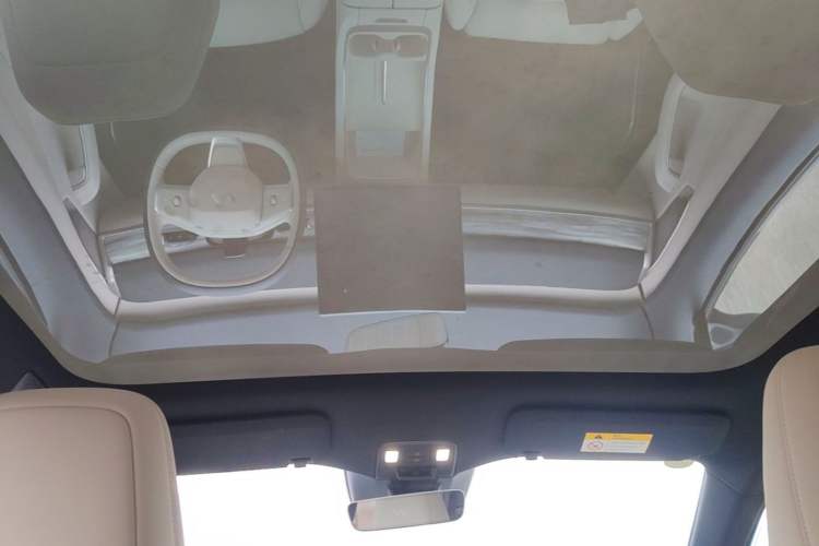 Used ONVO L60 2025 Model—60 kWh Rear-Wheel-Drive Version Headliner