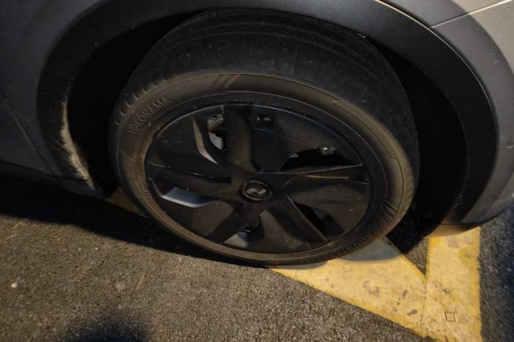 Used ONVO L60 2025 Model—60 kWh Rear-Wheel-Drive Version Right Front Wheel Hub
