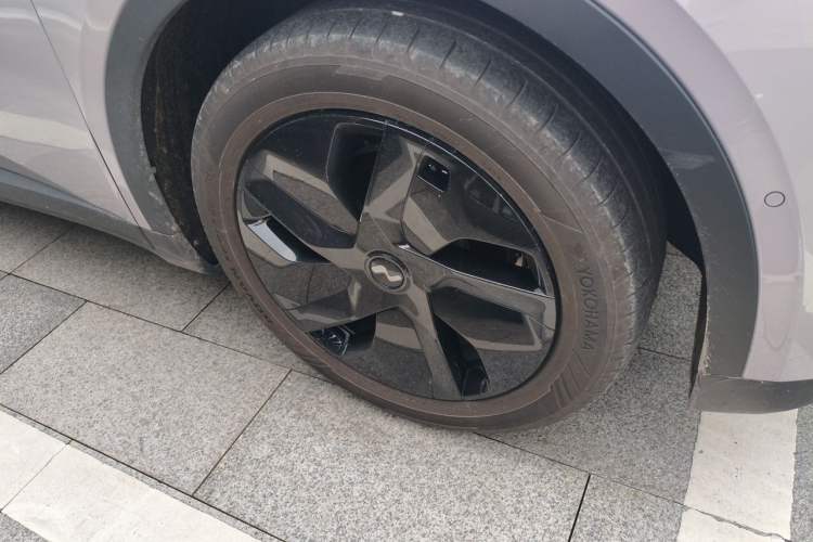 Used ONVO L60 2025 Model—60 kWh All-Wheel-Drive Version Right Front Wheel Hub