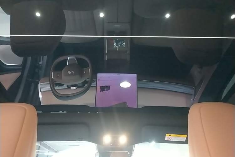 Used ONVO L60 2025 Model—85 kWh Rear-Wheel-Drive Version Headliner