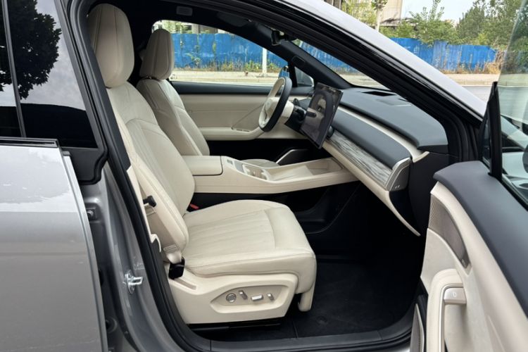 Used ONVO L60 2025 Model—60 kWh All-Wheel-Drive Version Interior 4