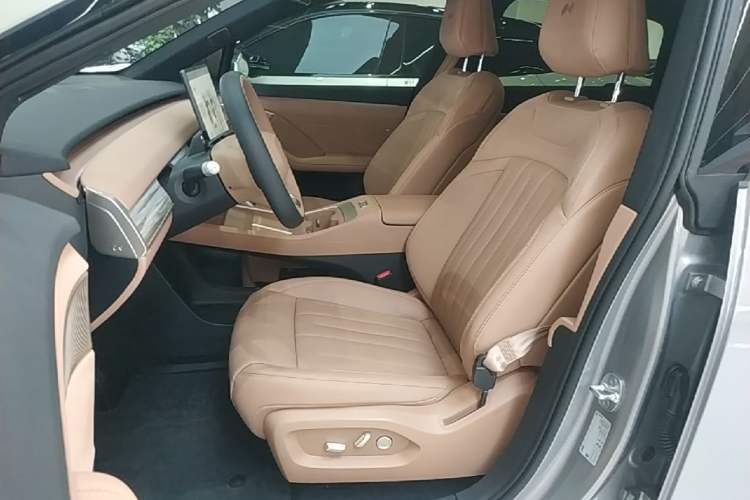Used ONVO L60 2025 Model—85 kWh Rear-Wheel-Drive Version Left Front Seat