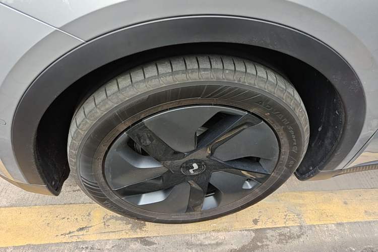 Used ONVO L60 2025 Model—60 kWh Rear-Wheel-Drive Version Left Front Wheel Hub