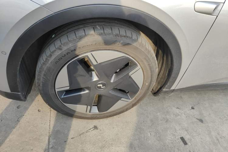 Used ONVO L60 2025 Model—60 kWh Rear-Wheel-Drive Version Left Front Wheel Hub